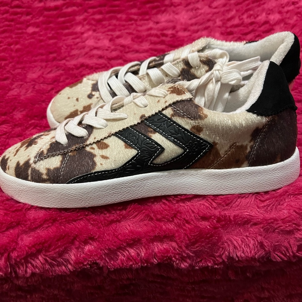 NWOT VERY G FASHION SNEAKERS